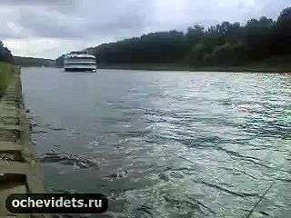 Шокирующее СТОЛКНОВЕНИЕ двух терлоходов в узком канале в России