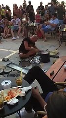 Ce mec est un génie, il créer une ambiance digne d'Ibiza avec de simples percussions