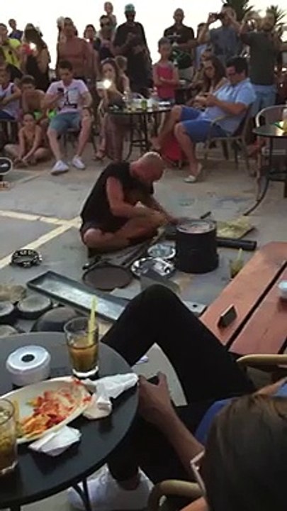 Ce mec est un génie, il créer une ambiance digne d'Ibiza avec de simples percussions