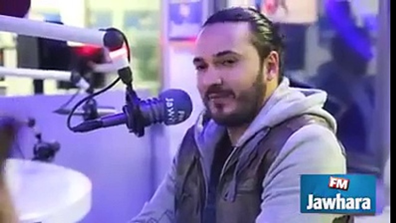 كريم الغربي مشنعها مع لبنات في مفترق " بورا بورا " بسوسة