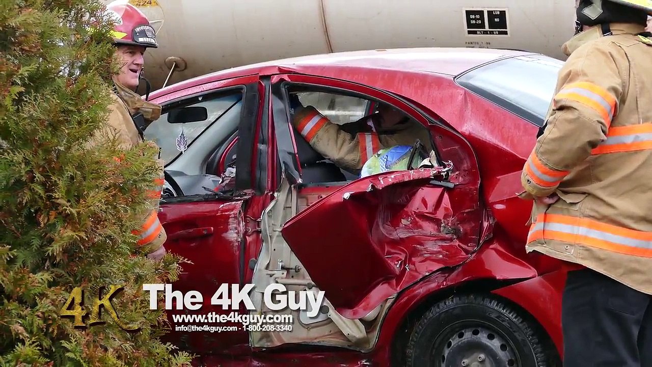 Longueuil: Train VS car crash with entrapment 12-24-2015