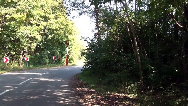 Une Opel Agila qui fait le bruit d'une voiture de course - T