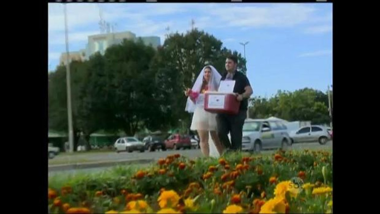 Casal usa a criatividade para conseguir pagar a festa de casamento