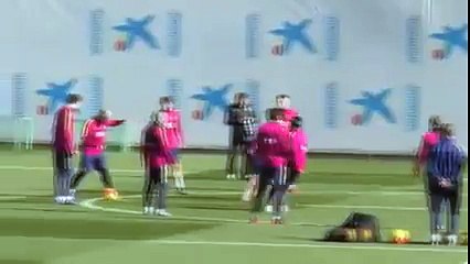 Dani Alves, Adriano y Douglas son 'toreados' en el rondo de entrenamiento