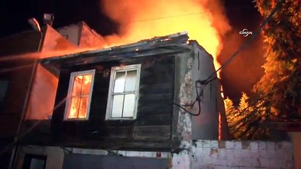 Ahşap bina alev alev yandı