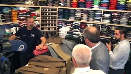 CHP´li İnce seçim iddiasında kazandığı gömlek ve kazağı aldı