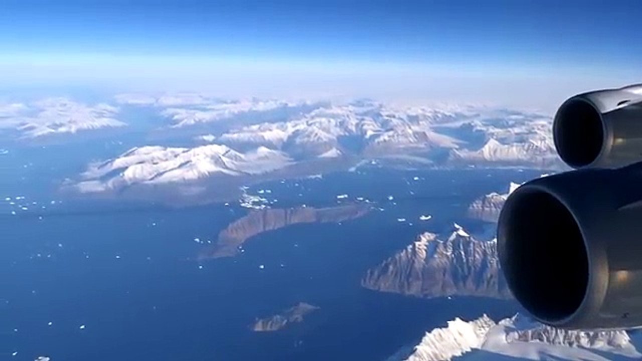 Lufthansa_Boeing_747-8_-_spectacular_flight_over_Greenland_en_route_to_Los_Angeles