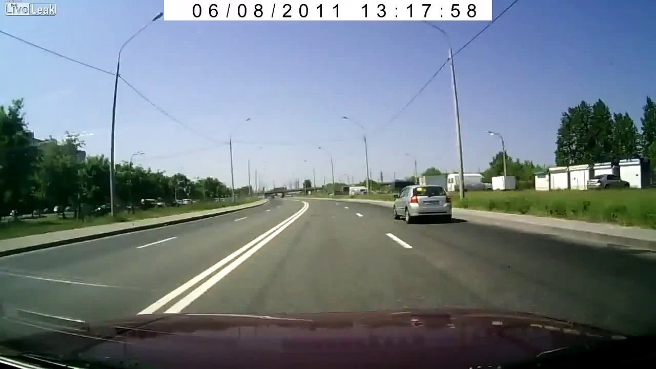 Acidente - Volvo Dump Truck And Car Crash.mp4