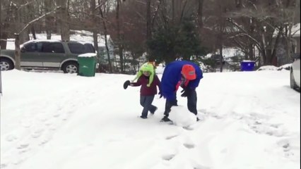 Padre tira bola de nieve extragigante a su hijo