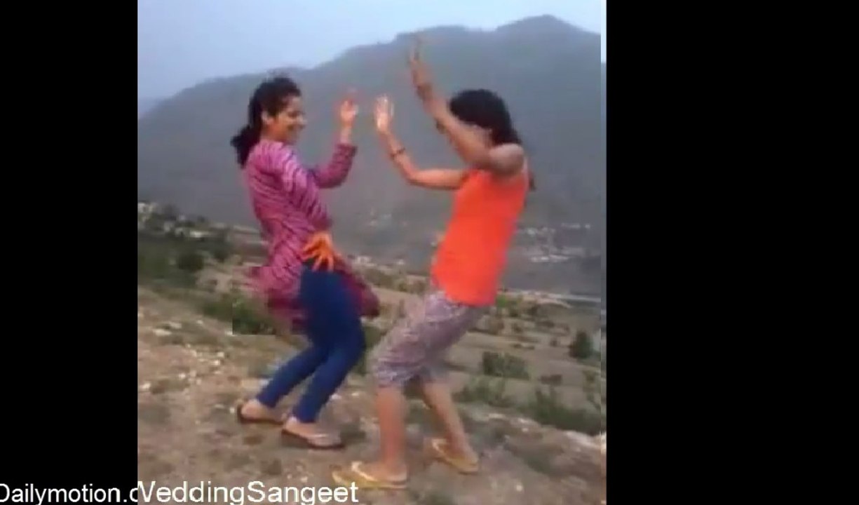 Islamabad Girls Enjoying At Murree Dance On Road
