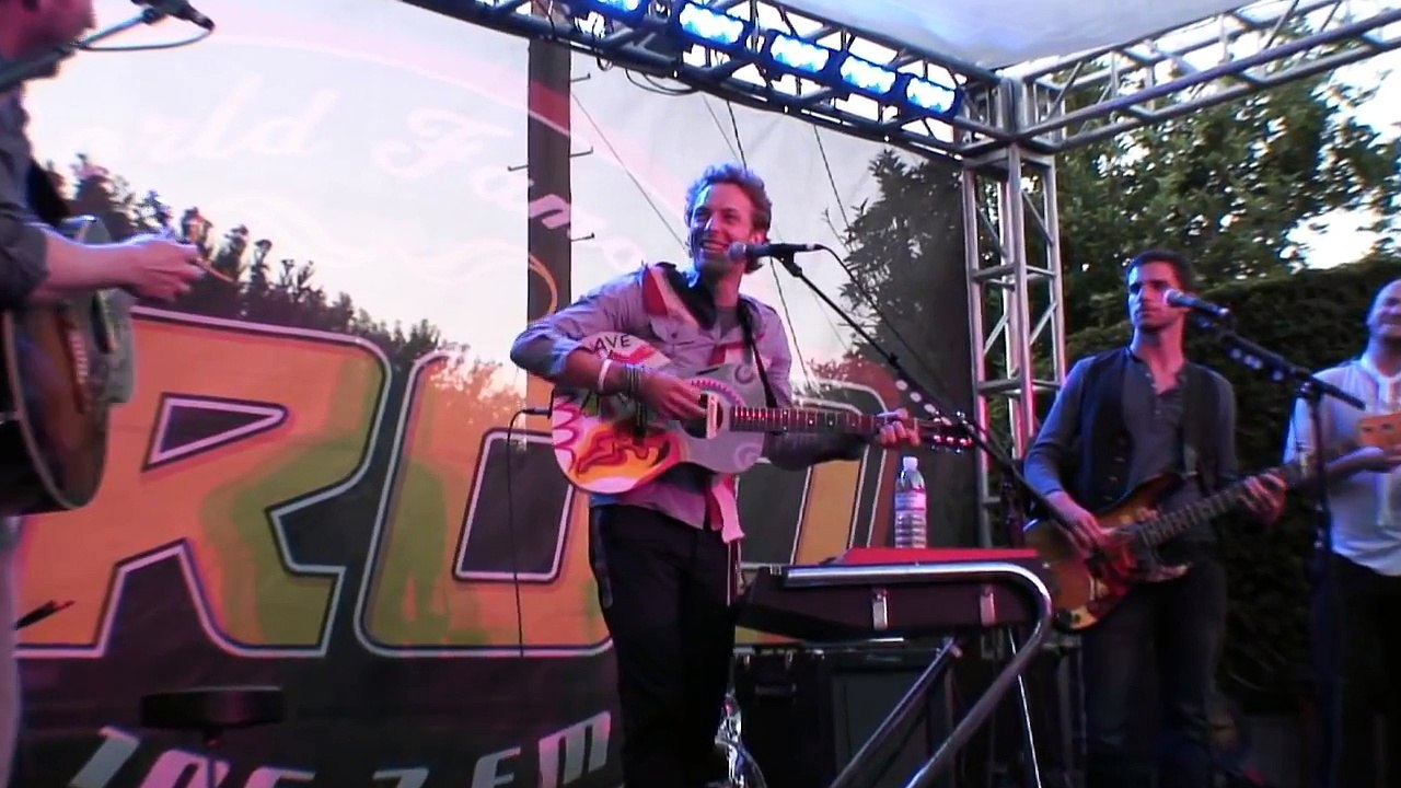 Coldplay - Dont Panic (Live at a back yard barbeque, 23 July 2008)