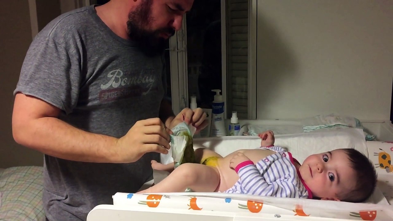 Papa et la couche de son bébé
