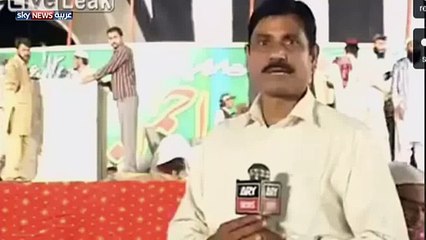 مراسل تلفزيوني باكستاني يصفع طفلا ضايقه على الهواء