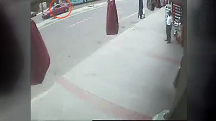Otomobil dikkatsiz yayayı havaya uçurdu