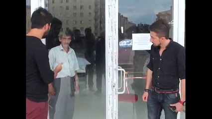 Mühürlenen iş yerinde mahsur kaldı