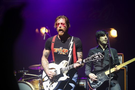 Les Eagles of Death Metal entrent en scéne sur Paris s éveille de Jacques Dutronc