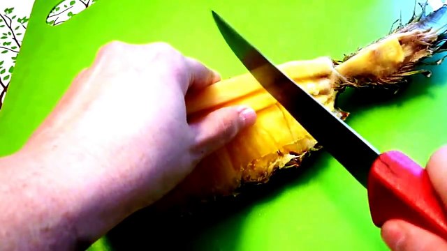 Как красиво нарезать ананас! Decoration of pineapple! Украшения из фруктов! Decoration of fruits!