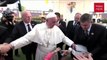 Le pape François chute et s'énerve contre la foule au Mexique