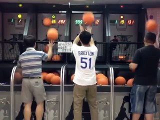 Sorprendente habilidad para encestar el balon de basketball