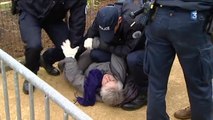 Une femme de 72 ans violemment maitrisée par les policiers