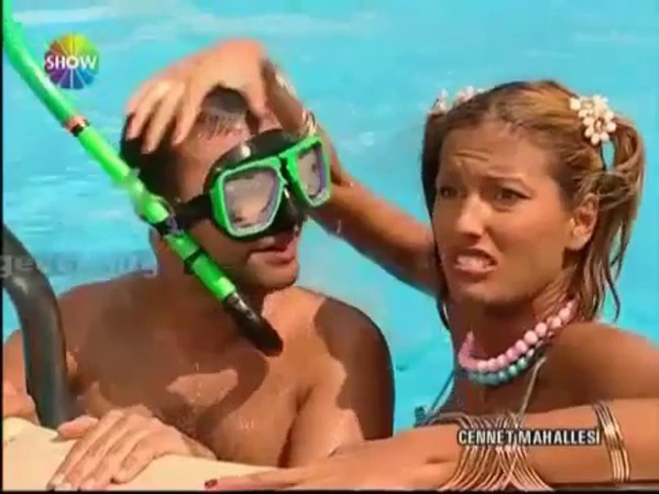 Çağla Şikel göğüs frikik