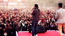 ABVP Students PROTESTS At Shahrukh's FAN Song Launch In Delhi