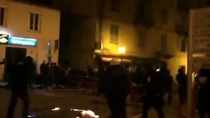 Jets de pierre et de cocktails Molotov : Corte sous tension