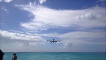 Un Airbus A-340 frôle les touristes en se posant sur l'aéroport de Maho Beach