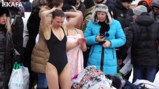 De jolies filles en bikini se bègne dans l'eau gelé à Kiev en Ukraine