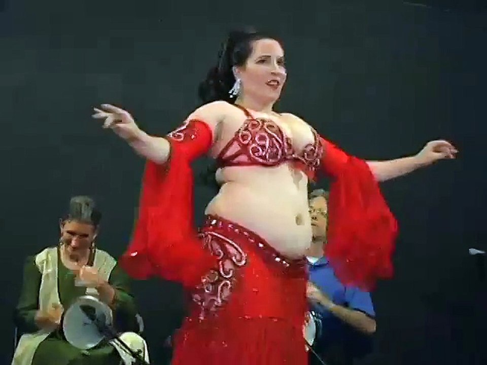 Ils se moquent de son apparence quand elle monte sur scène, mais ils sont sans mots quand elle se met à danser!