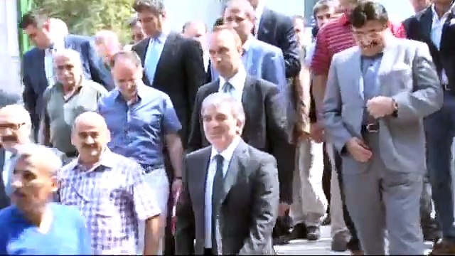 Yaşlı vatandaş elini öpmeye çalıştı, Gül izin vermedi