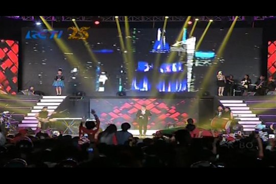 UNGU BAND Feat ZASKIA, MOMO GEISHA & CERRYBELLE [Hampa Hatiku] Live Konser Philips RCTI (25-01-2014)