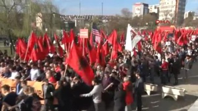 Kosova?nın Bağımsızlığın 8?inci Yıl Dönümünde Muhalefetin Düzenlediği Protestoya 100 Binin Üzerinde...