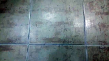 Strofina una candela sulle piastrelle del bagno. Scoprite il motivo!