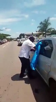 7747791_LcrHyEste condutor perdeu a paciência com os carros estacionados em segunda fila