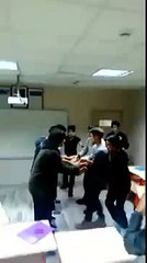 havaya atılan kişi lambaları kırdı