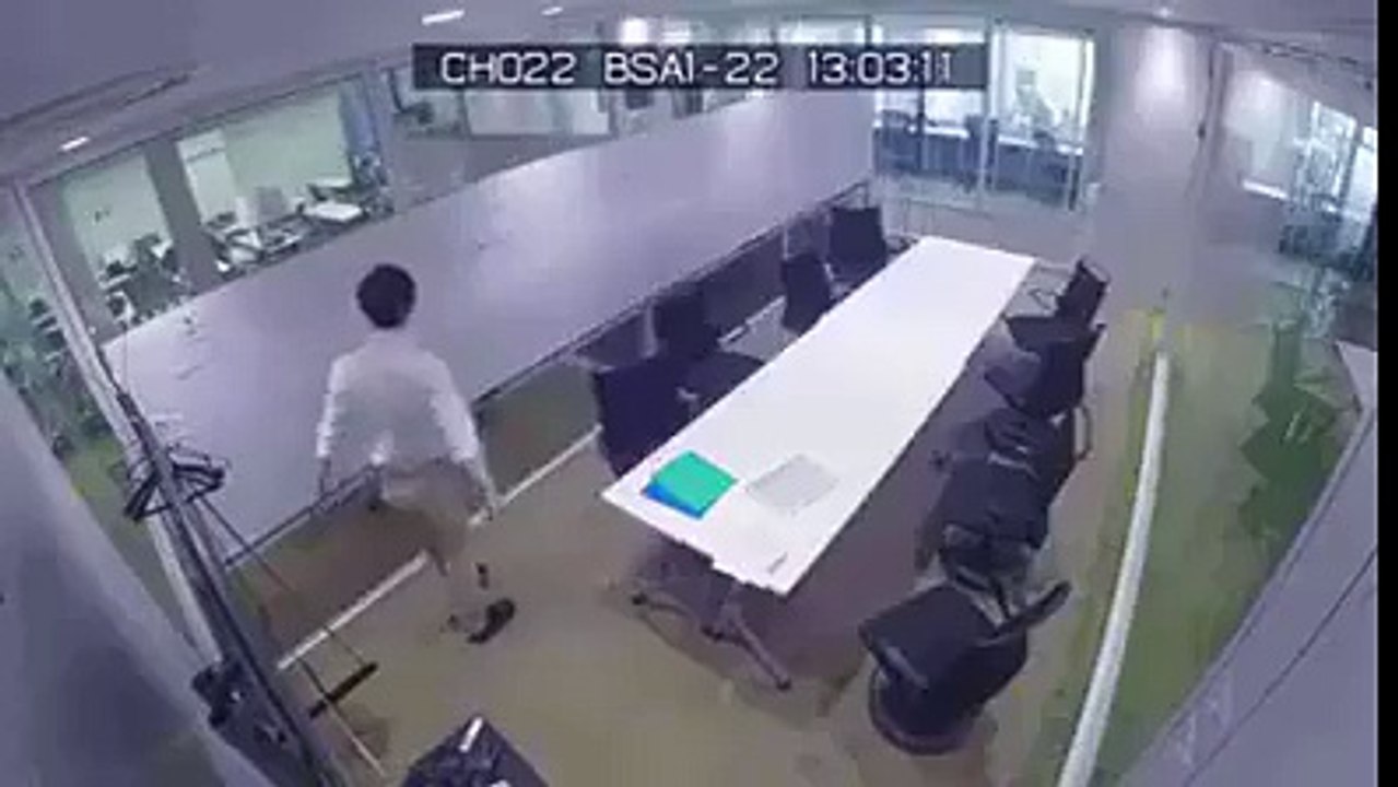 كوكب اليابان بتصفيقة يرجع الكرسي لبلاستو