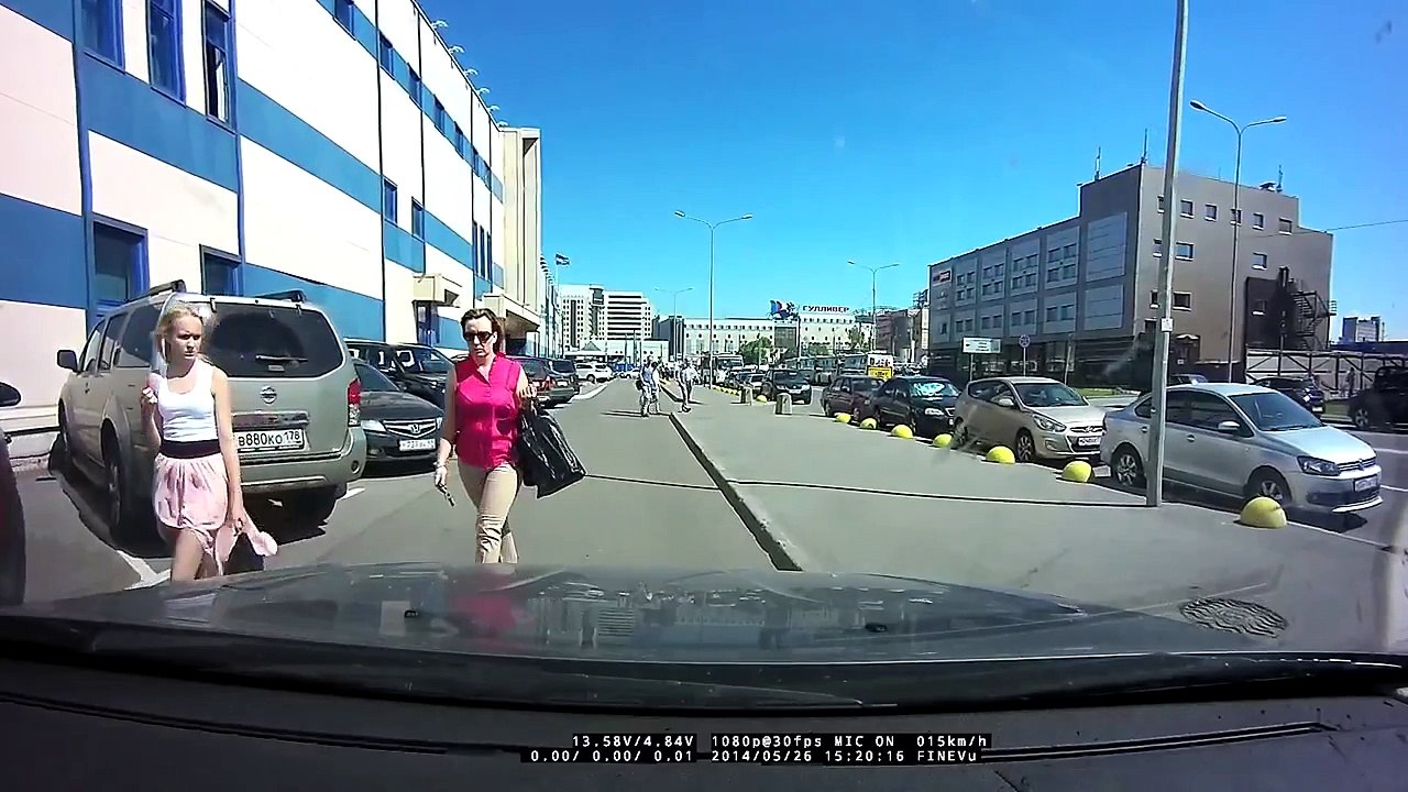 Дура в розовой кофточке