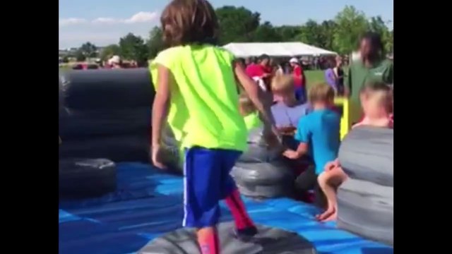 Fail : Un enfant dans un jeu d'obstacles