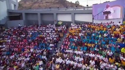 Bousculé lors d'un bain de foule, le pape François s'énerve