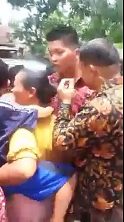 Presiden Jokowi mampir menyapa dan membagikan buku kepada warga di Desa Sengkol Kecamatan Pujut, NTB