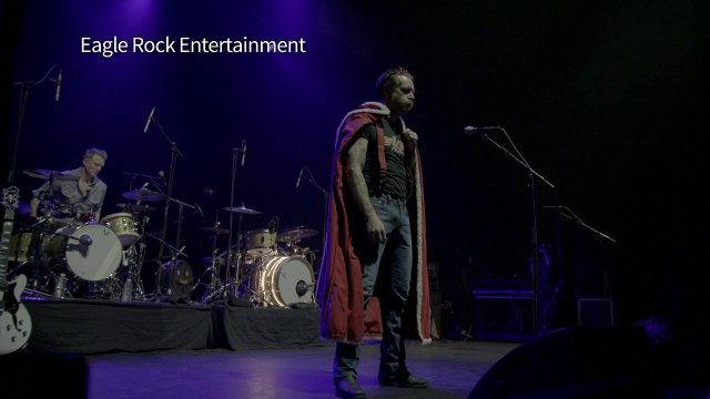 Eagles of Death Metal donne un concert chargé d'émotions à Paris