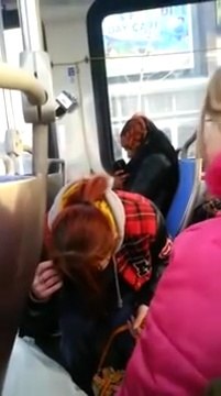 Une fille aide sa junky de mère complètement droguée... Moche!