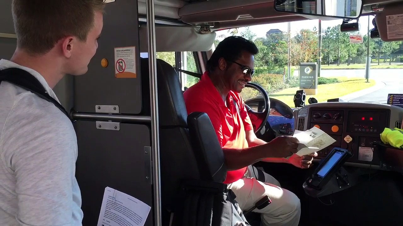 Des étudiants font une belle surprise au chauffeur de leur bus pour son anniversaire...