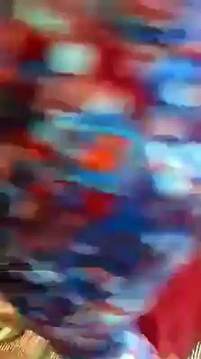 Cowok ini takut naik eskalator. Bikin ketawa kelakuannya...