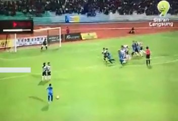 L'incroyable trajectoire de ce coup franc