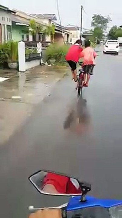 Cara Naik Sepedanya Unik Banget