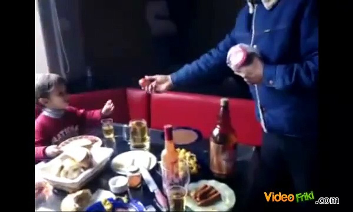 Broma del huevo crudo a un niño