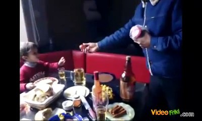 Broma del huevo crudo a un niño