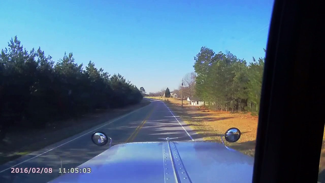 Un camion percute violement une maison